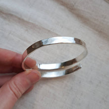 Load image into Gallery viewer, Filigree Wave Wraparound Chunky Bangle