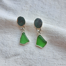 Load image into Gallery viewer, Emerald Green Sea Glass & Silver Hammered Oval Drop Earrings