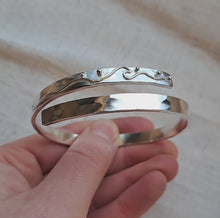 Load and play video in Gallery viewer, Filigree Wave Wraparound Chunky Bangle