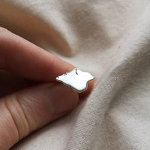 Load image into Gallery viewer, Thumb and finger holding Isle of Wight shaped brooch with smooth finish, folded calico behind